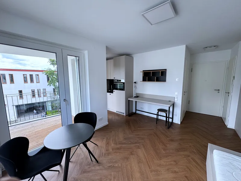Süd-Balkon, großzügig voll möbliertes Aparment mit EBK und Abstellkammer! — photo 1